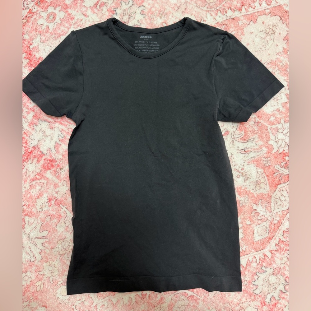 SKIMS SOFT SMOOTHING SEAMLESS
T-SHIRT small - Picture 2 of 4